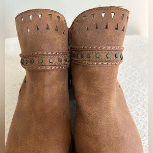 Women booties
Tan